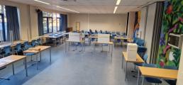 Wahlkabinen im Mehrzweckraum